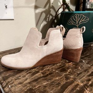 Tom’s beige/white wedge booties 8.5w